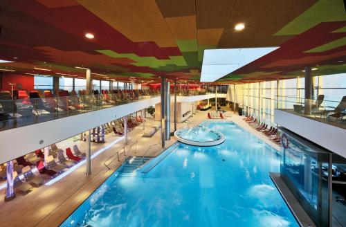 an overhead view of a swimming pool on a cruise ship at Topmodernes Sonnenwohnen Apartment bei U-Bahn und Therme Wien Oberlaa, 15 min bis Stephansplatz in Vienna