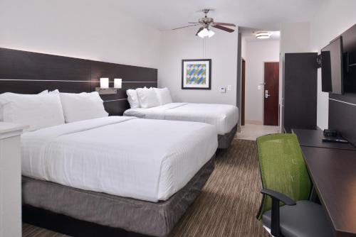Una habitación de hotel con dos camas y un escritorio. en Holiday Inn Express & Suites Corpus Christi-N Padre Island by IHG, en Corpus Christi