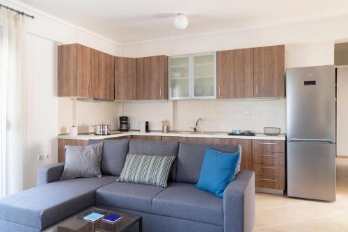 Il comprend un salon avec un canapé et une cuisine. dans l'établissement Alexandros Maisonettes & Apartments, à Nea Moudania
