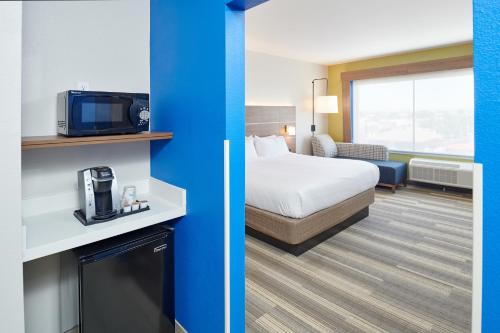 エルパソにあるHoliday Inn Express - El Paso - Sunland Park Area, an IHG Hotelのベッドとテレビ付きのホテルルーム
