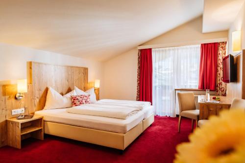 Postel nebo postele na pokoji v ubytování Hotel Kögele mit Restaurant bei Innsbruck Axamer Lizum