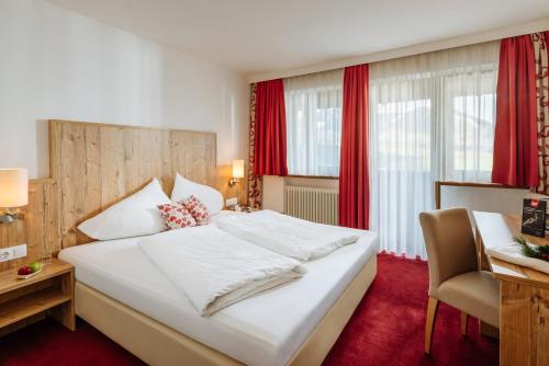 En eller flere senge i et værelse på Hotel Kögele mit Restaurant bei Innsbruck Axamer Lizum
