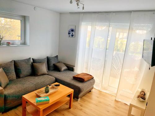 ein Wohnzimmer mit einem Sofa und einem Tisch in der Unterkunft Ferienwohnung Deifel in Schömberg
