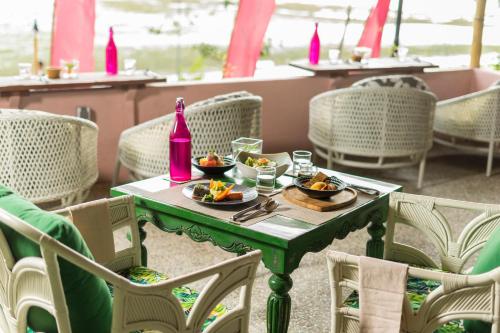 Comida en o cerca de este resort