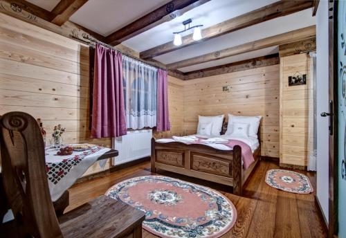 Ένα ή περισσότερα κρεβάτια σε δωμάτιο στο Willa Topór