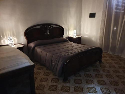 ニコロージにあるCasa Vacanza Bonannoのベッドルーム1室(ベッド1台、ナイトスタンド2台付)