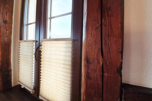 a room with two windows with blinds on them at Ferienhaus zur alten Gärtnerei in Kirchberg am Wechsel