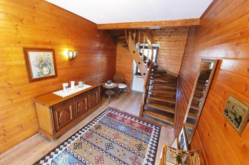 a room with a staircase in a log cabin at Ferienhaus zur alten Gärtnerei in Kirchberg am Wechsel