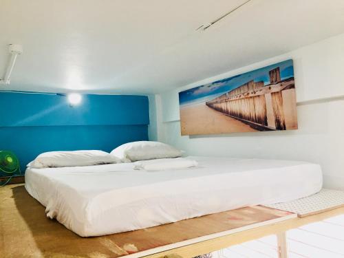 1 dormitorio con 2 camas y un cuadro en la pared en Crash Pad Adventure Hostel en Hopkins