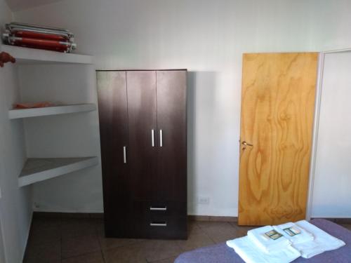un armadio con un mobiletto di legno e una porta di El Tatu a La Bolsa