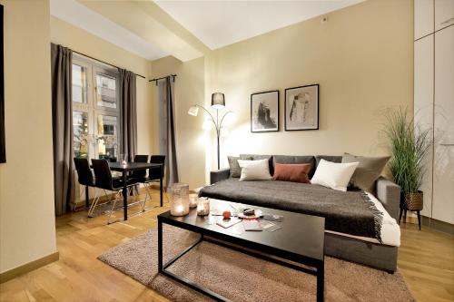 un soggiorno con divano e tavolo di Vika II, As Home a Oslo