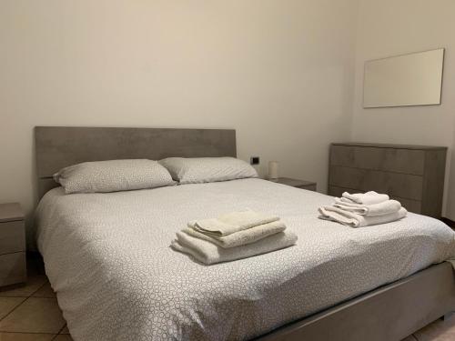 1 dormitorio con 1 cama con toallas en Kibilù - Via Magenta 31 Centro Città con Parcheggio, en Varese