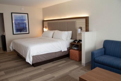 Tempat tidur dalam kamar di Holiday Inn Express & Suites - Marion, an IHG Hotel
