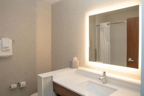 W łazience znajduje się umywalka i lustro. w obiekcie Holiday Inn Express & Suites - Marion, an IHG Hotel w mieście Marion