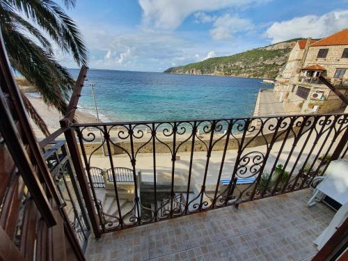 Apartment and Rooms Lucica