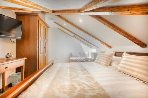 Tempat tidur dalam kamar di Villa Trau d`oro