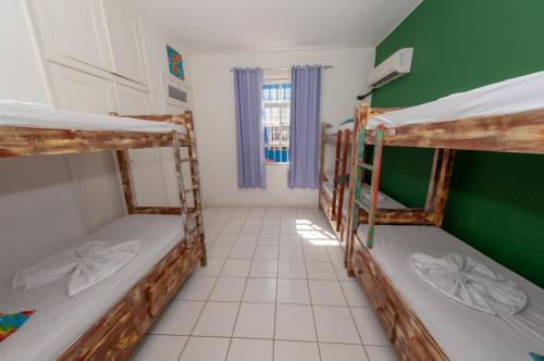 Двухъярусная кровать или двухъярусные кровати в номере Hostel Barra