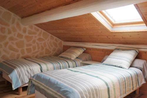 アルルにあるMaison Typiquement Arlésienneの屋根裏部屋 窓付 ベッド2台付