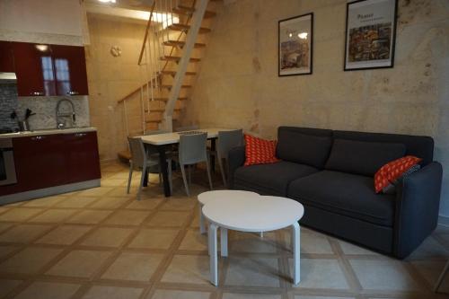 un salon avec un canapé et une table dans l'établissement Maison Typiquement Arlésienne, à Arles