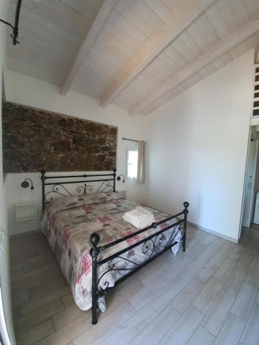 1 dormitorio con 1 cama en una habitación en JANAS Country House en Castelsardo