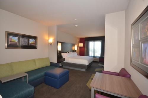 صورة لـ Holiday Inn Express & Suites Oklahoma City Mid - Arpt Area, an IHG Hotel في مدينة اوكلاهوما