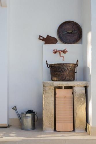 a stone counter with a copper sink on a wall at Casa Litarà in Cutrofiano