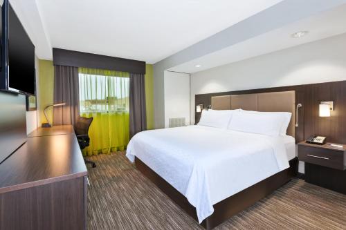 Voodi või voodid majutusasutuse Holiday Inn Express Winnipeg Airport - Polo Park, an IHG Hotel toas
