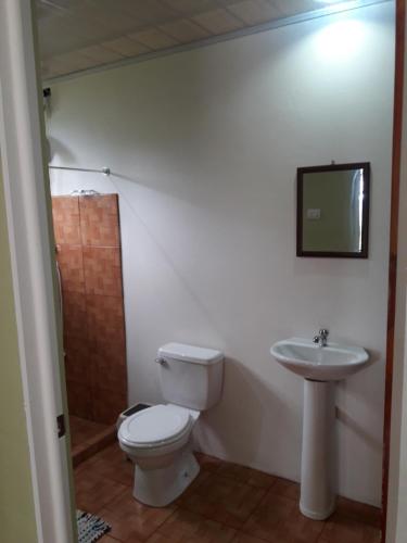 Un baño de Hostal y cabinas anita-and rafting tour!