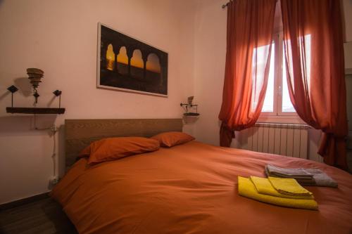 ラ・スペツィアにあるA cà da Susiのベッドルーム1室(ベッド1台、タオル2枚付)