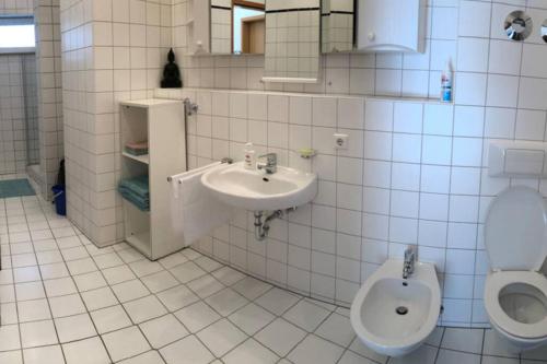 ein Bad mit einem Waschbecken und einem WC in der Unterkunft Premium Penthouse Wohnung mit Schlossblick Zentral in Heidenheim mit Tiefgarage in Heidenheim