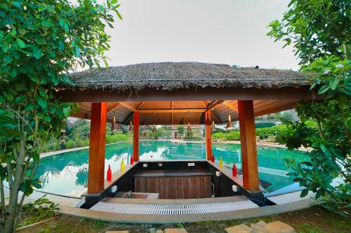 Bazén v ubytování Morickap Resort nebo v jeho okolí