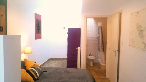 une chambre avec un lit et une salle de bain avec douche dans l'établissement La casa del Poble, plein centre dArgeles, 8p wifi, à Argelès-sur-Mer