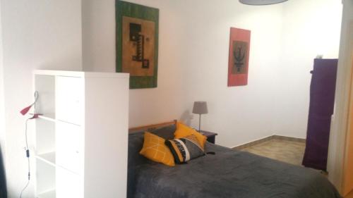 - une chambre avec un lit et des peintures murales dans l'établissement La casa del Poble, plein centre dArgeles, 8p wifi, à Argelès-sur-Mer