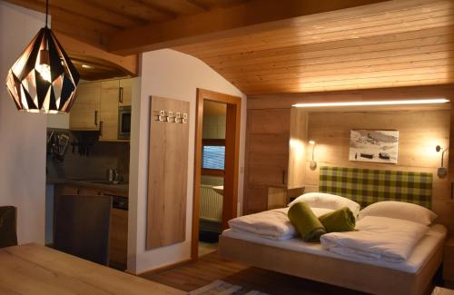 ヴァークラインにあるGästehaus Embergerの小さなベッドルーム(ベッド1台付)が備わるキッチン付きのアパートメントです。