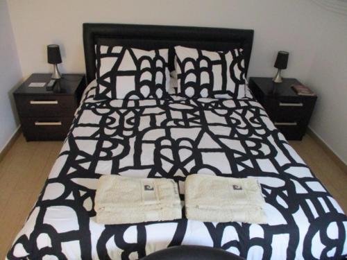 Un pat sau paturi într-o cameră la quarto suite em Belém
