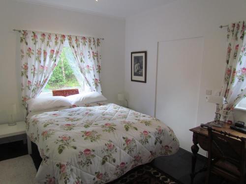 a bedroom with a bed and a window at Romantic Hideaway in Goleen