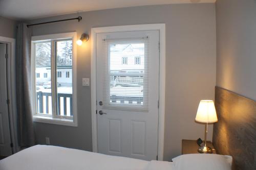 Katil atau katil-katil dalam bilik di Auberge Valcartier