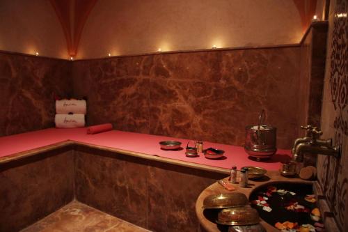 eine kleine Küche mit einer rosa Theke in einem Zimmer in der Unterkunft Riad Léna & Spa in Marrakesch