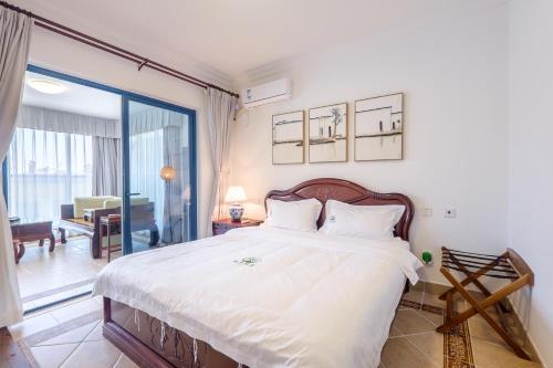 Postel nebo postele na pokoji v ubytování Huizhou Double Moon Zen Service Apartment