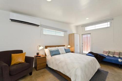 - une chambre avec un lit, un canapé et une chaise dans l'établissement Venice One Bedroom Artist Bungalow, à Los Angeles