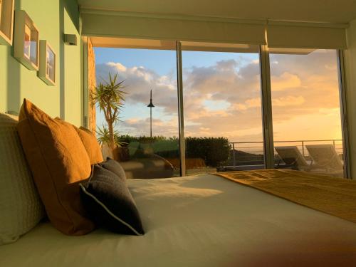 a bedroom with a bed with a view of the ocean at Villa Mar Garajau in Caniço