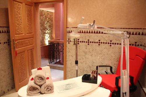 Vonios kambarys apgyvendinimo įstaigoje Riad Léna & Spa
