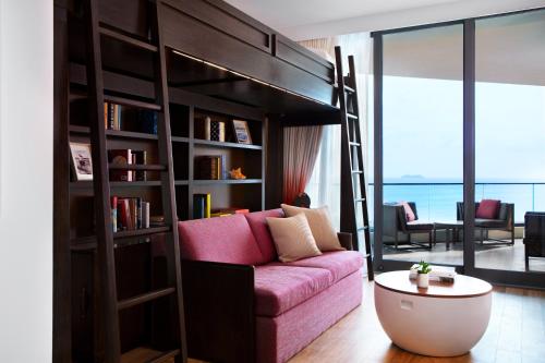 Ruang duduk di Kimpton Seafire Resort + Spa by IHG