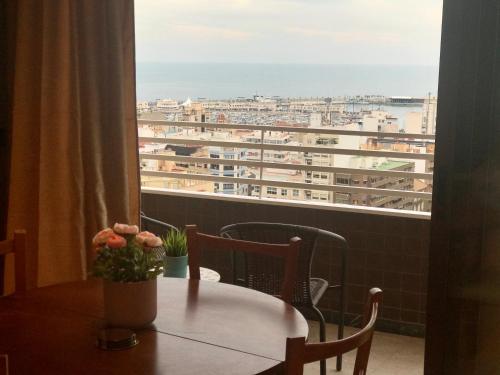 a table and chairs with a view of a city at Apartamento with Jacuzzi & sea view in Alicante