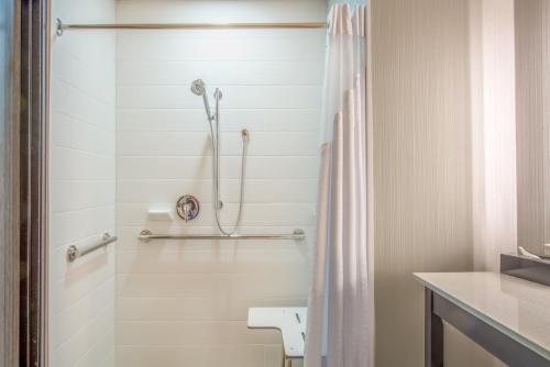 ein weißes Badezimmer mit Dusche und Toilette in der Unterkunft Holiday Inn Express Shawnee by IHG in Shawnee