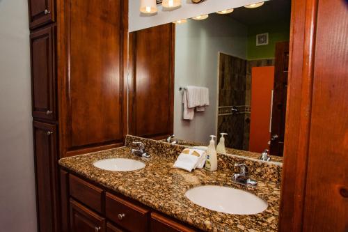baño con 2 lavabos y espejo grande en Bella Vista 6, en Puerto Peñasco