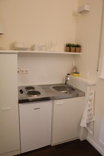 A kitchen or kitchenette at List Five - Your British Guesthouse