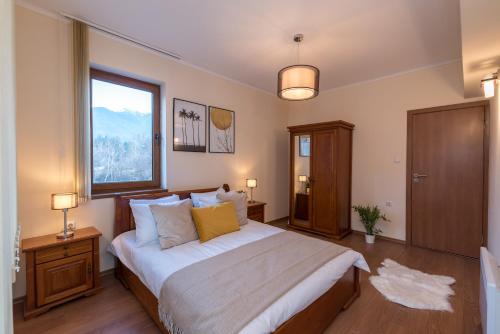 מיטה או מיטות בחדר ב-Charming Ski Apartments Near Gondola & Bar Street, Cedar Lodge 1 Complex