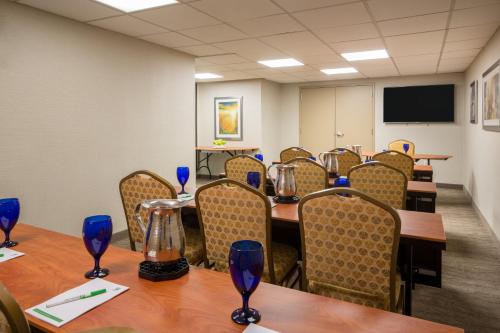 a conference room with tables and chairs with wine glasses at Holiday Inn Columbia East-Jessup by IHG in Jessup