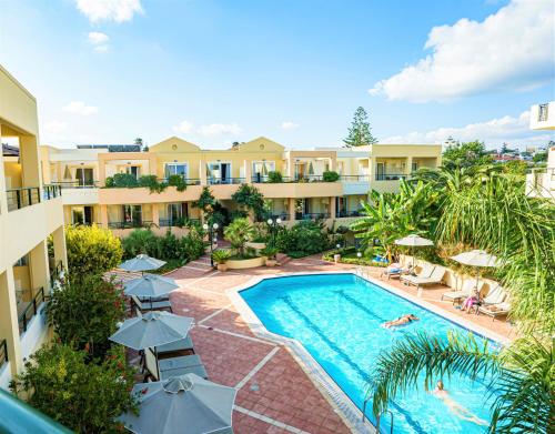 una vista aérea de una piscina en un hotel en Helios Apartments, en Kato Daratso